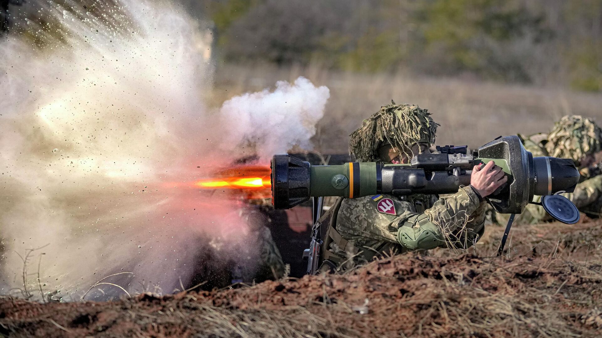 Украинский военнослужащий стреляет из противотанкового оружия NLAW - ИноСМИ, 1920, 17.05.2022