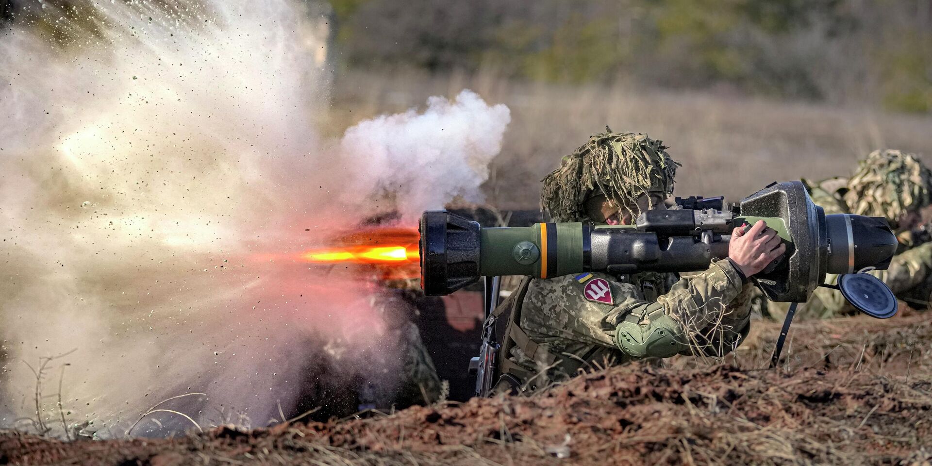 Украинский военнослужащий стреляет из противотанкового оружия NLAW - ИноСМИ, 1920, 25.04.2022