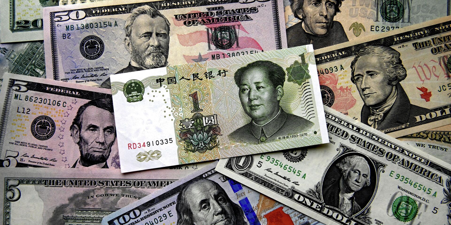 Денежные купюры китайских юаней и долларов США - ИноСМИ, 1920, 14.10.2022