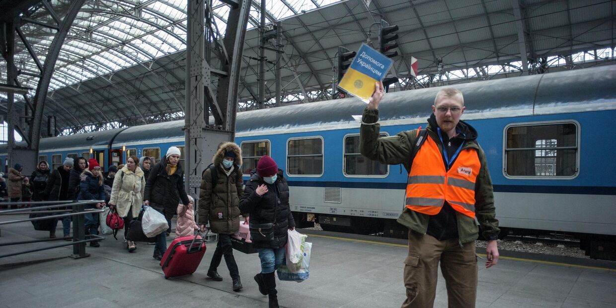 Беженцы из Украины на железнодорожном вокзале в Праге, Чехия