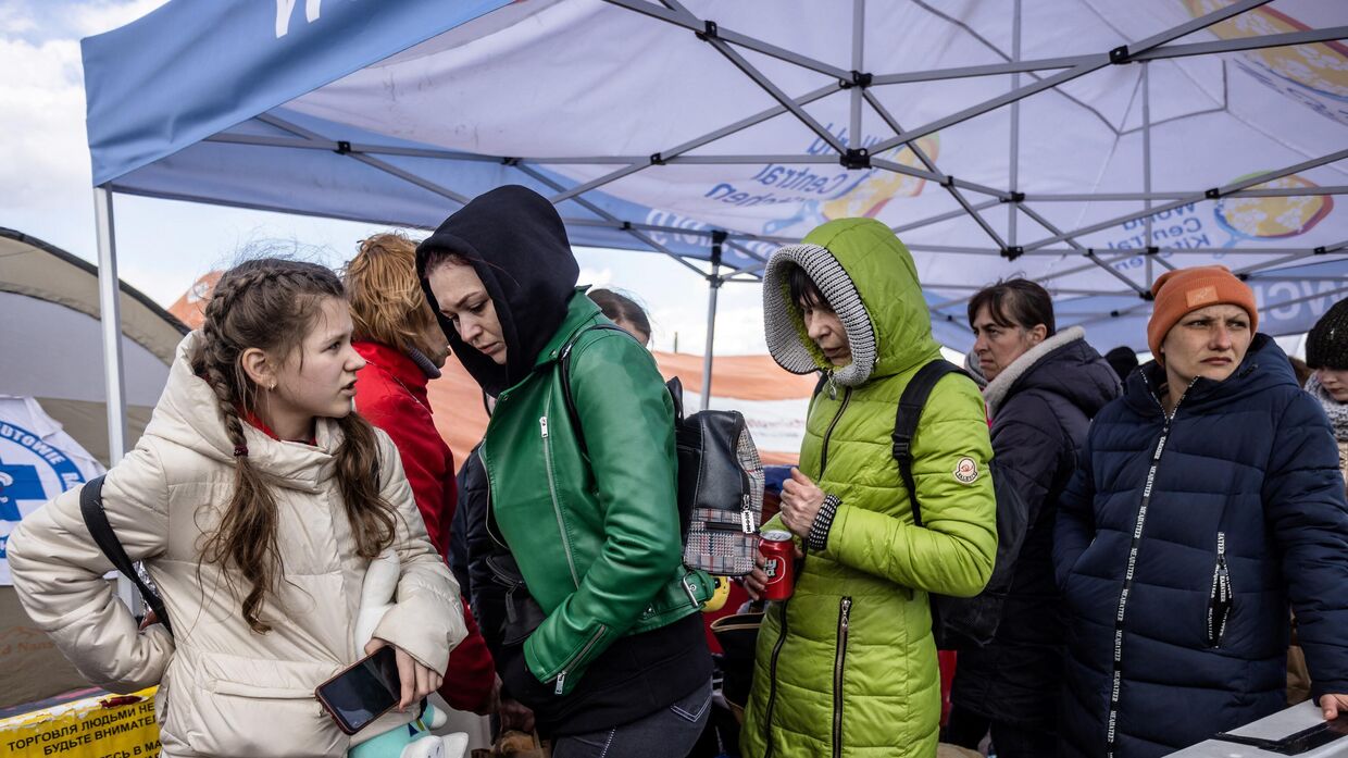 Беженцы из Украины на пограничном переходе в Медике, Польша