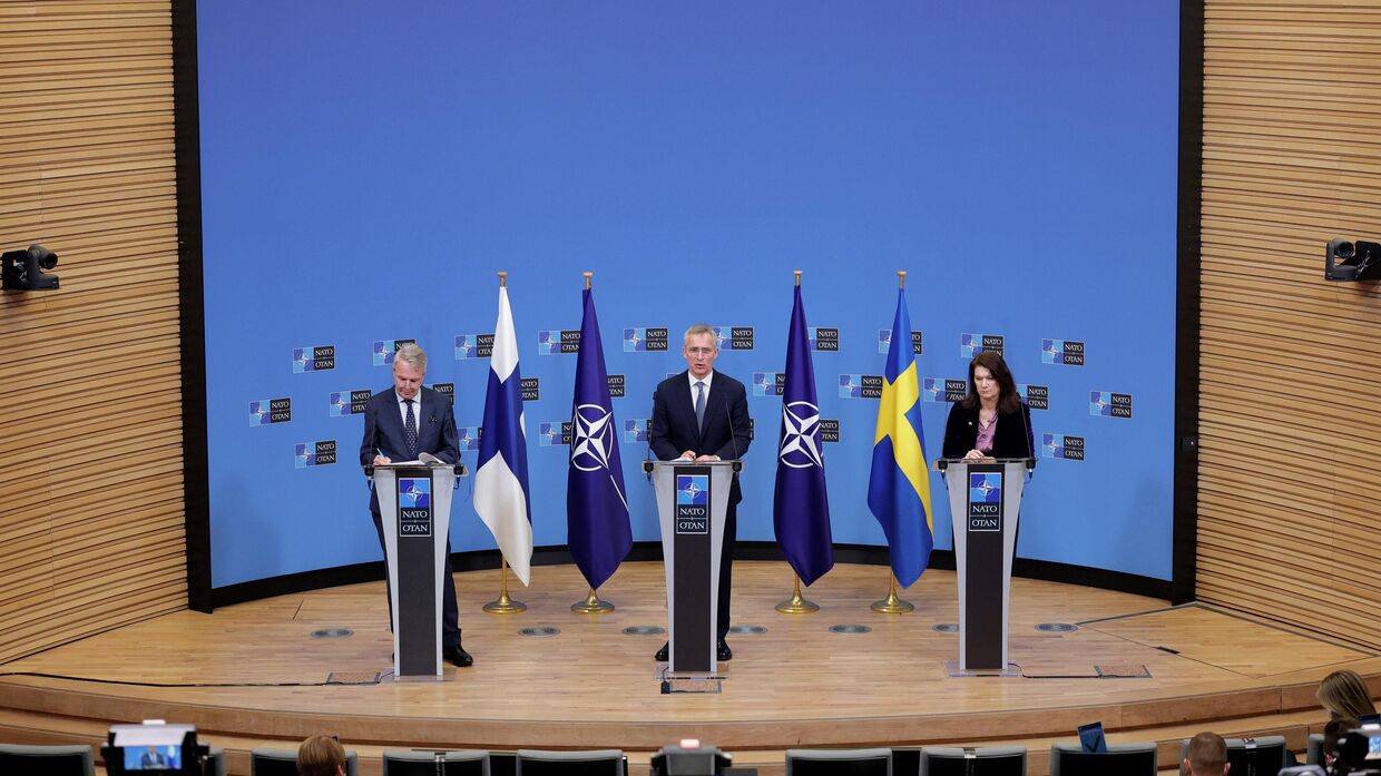 Генеральный секретарь НАТО Йенс Столтенберг и министры иностранных дел Финляндии и Швеции