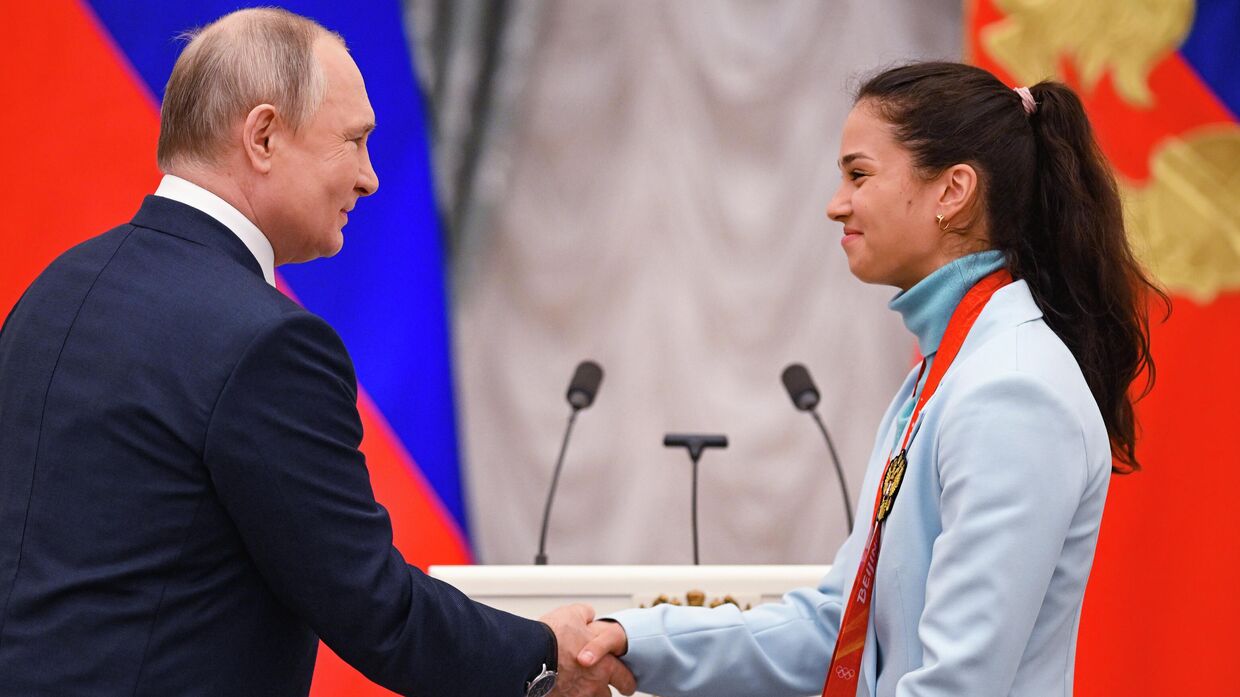 Президент РФ Владимир Путин и Олимпийская чемпионка по лыжным гонкам Вероника Степанова