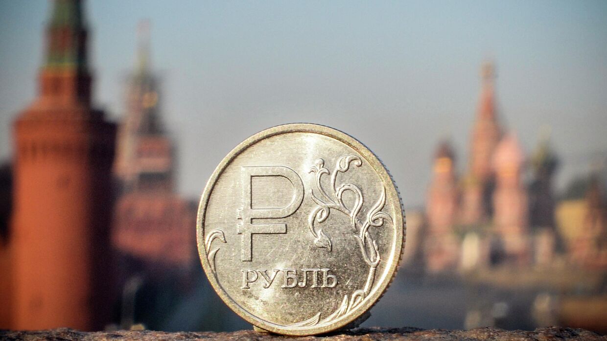 Рубль на фоне Московского Кремля
