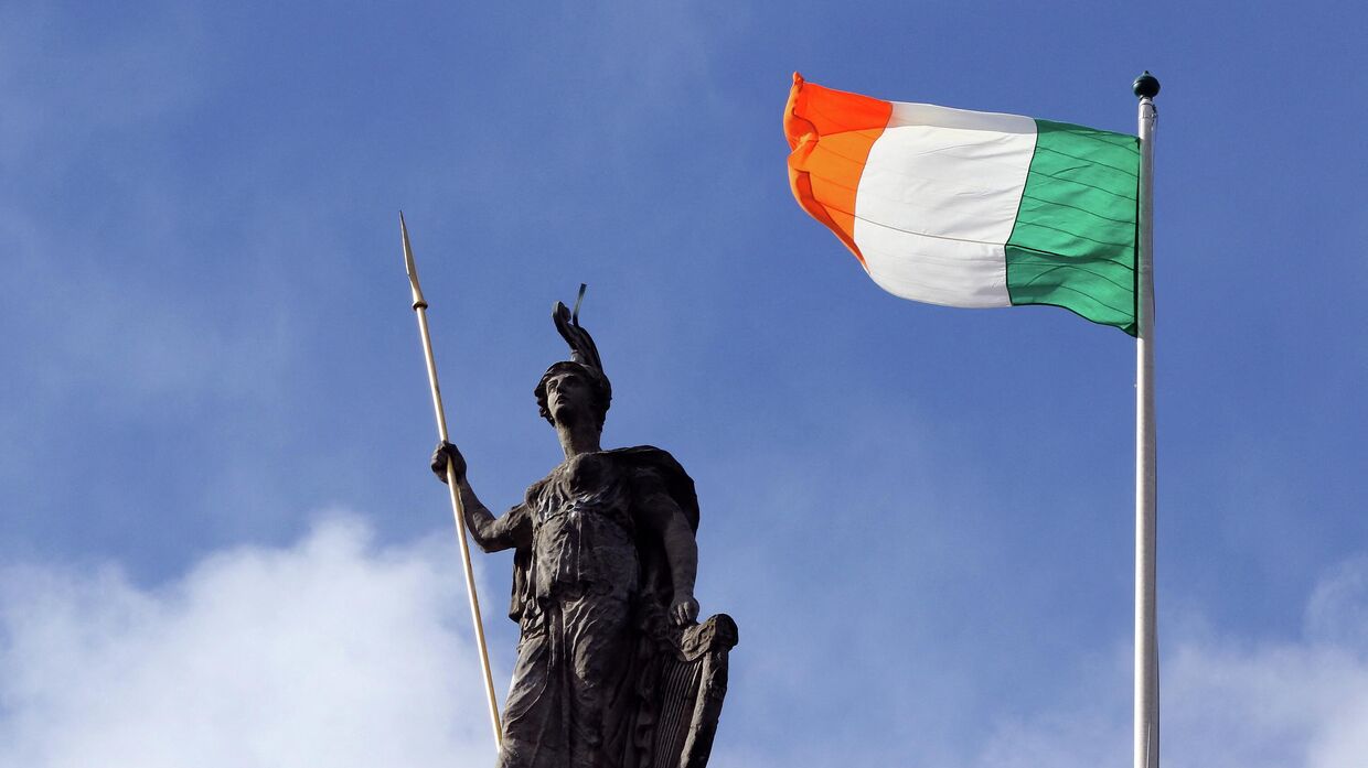 Ирландский флаг над Главным почтовым отделением в Дублине