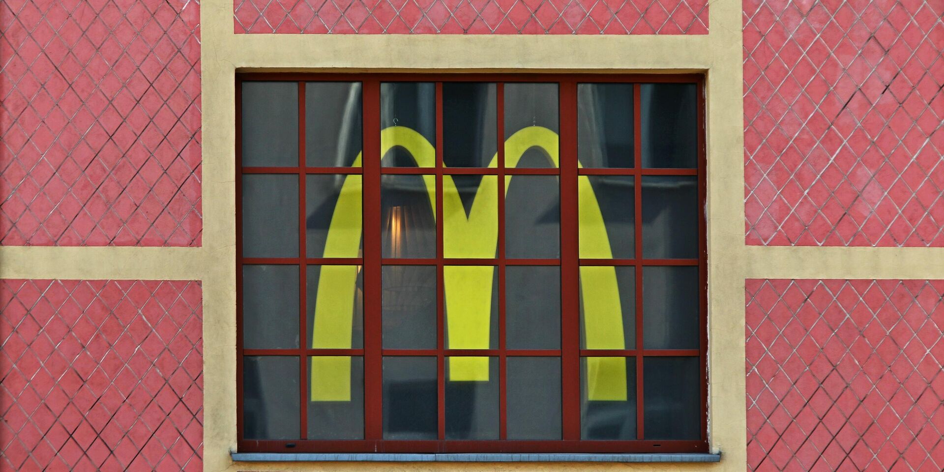 Логотип ресторана быстрого питания сети McDonald's - ИноСМИ, 1920, 10.06.2022