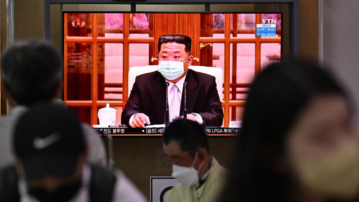 Лидер Северной Кореи Ким Чен Ын на экране телевизора в Сеуле