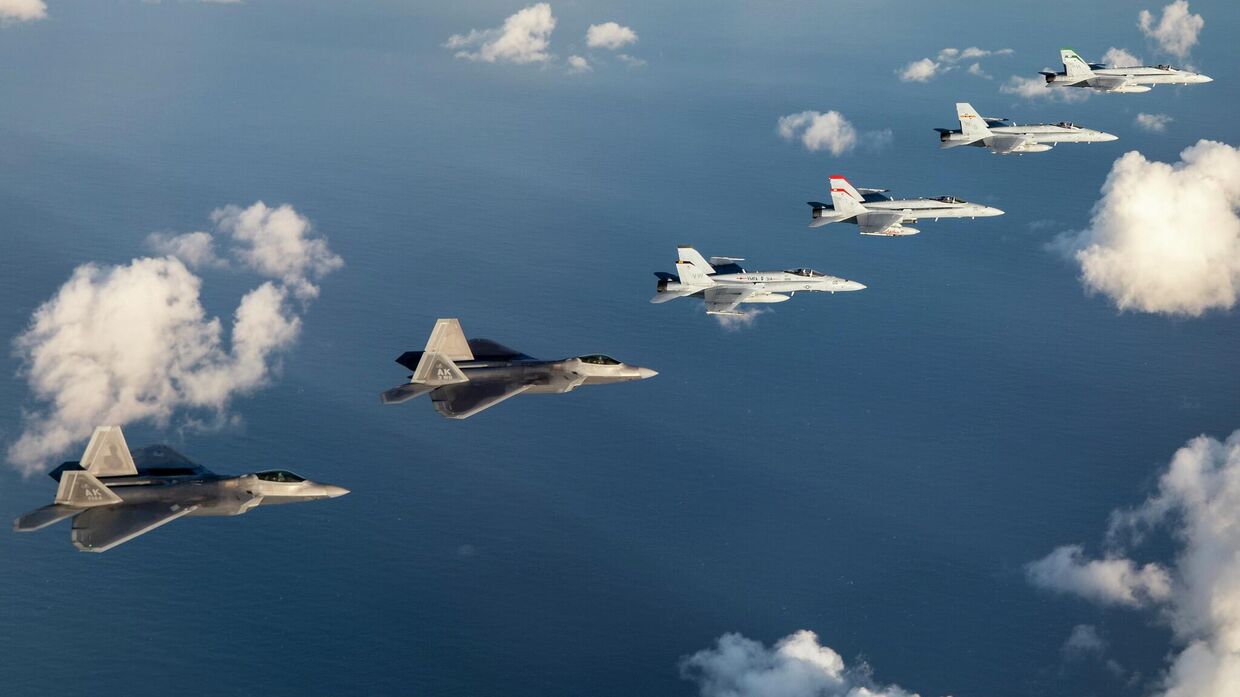 Истребители F/A-18 Hornets и F-22 Raptors в небе над Калифорнией