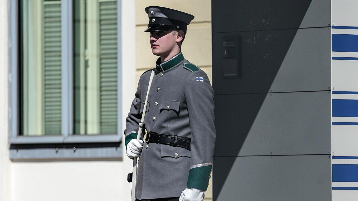 Солдат на посту у Президентского дворца в Хельсинки, Финляндия