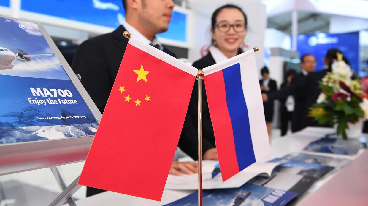Флаги России и Китая на Международном авиационно-космическом салоне МАКС-2019