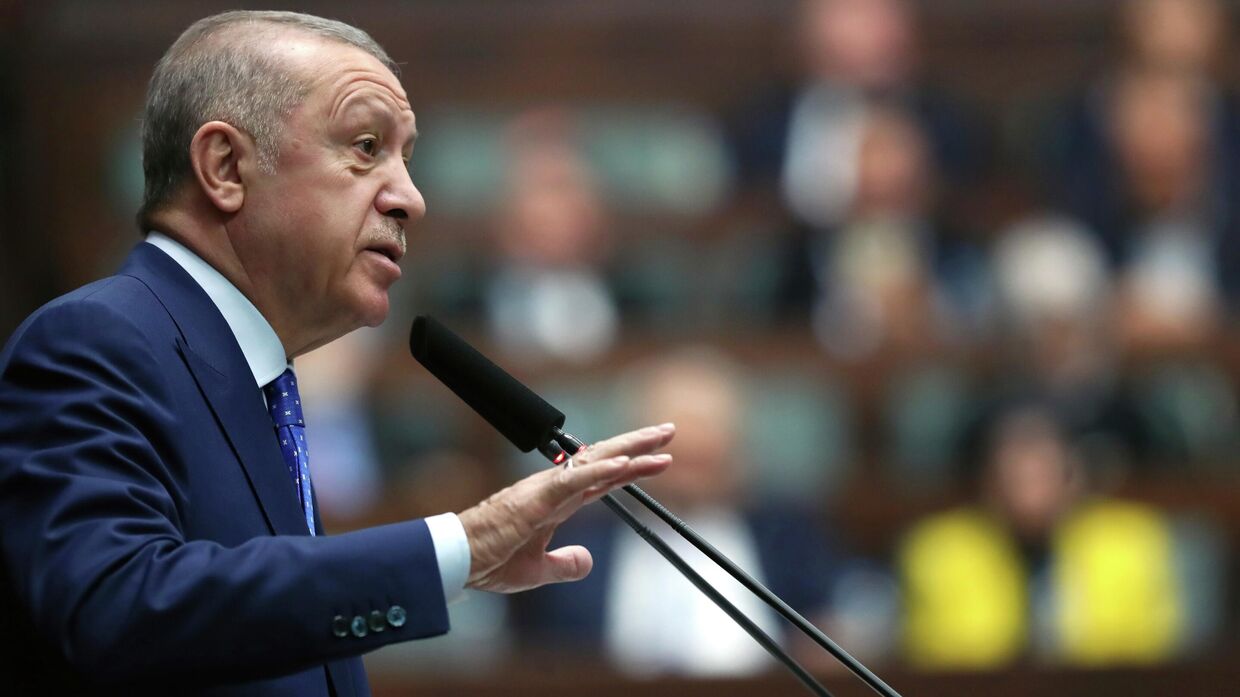 Президент Турции Реджеп Тайип Эрдоган выступает перед законодателями в Анкаре