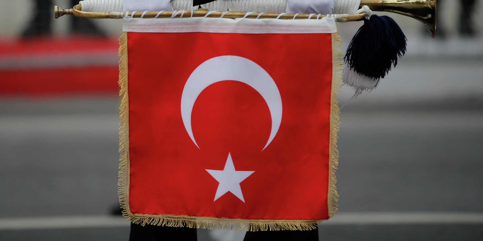 Турецкий военнослужащий держит трубу с турецким флагом - ИноСМИ, 1920, 02.04.2023