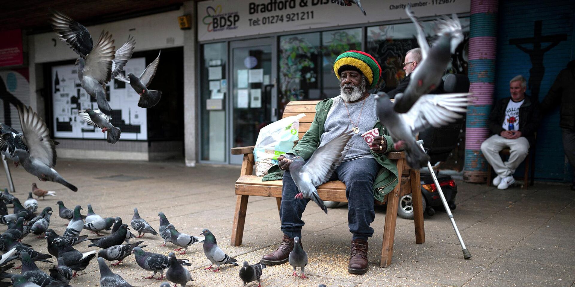 Мужчина кормит голубей в Брадфорде, Великобритания - ИноСМИ, 1920, 30.05.2022