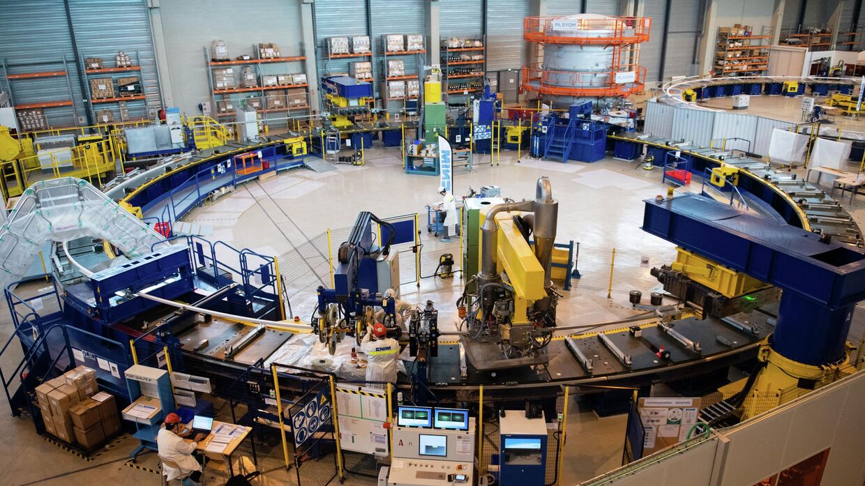 Технические специалисты работают над Международным экспериментальным термоядерным реактором в Сен-Поль-ле-Дюрансе,  Франция