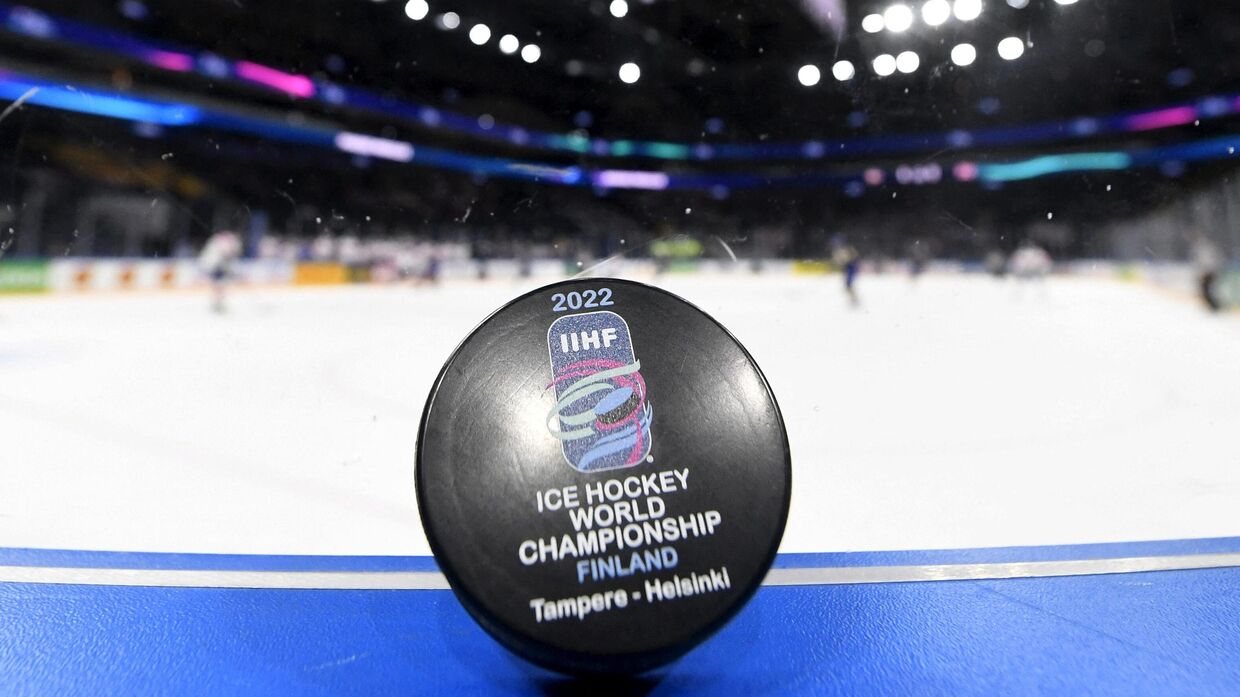 Шайба с логотипом чемпионата мира по хоккею 2022 года в Тампере, Финляндия