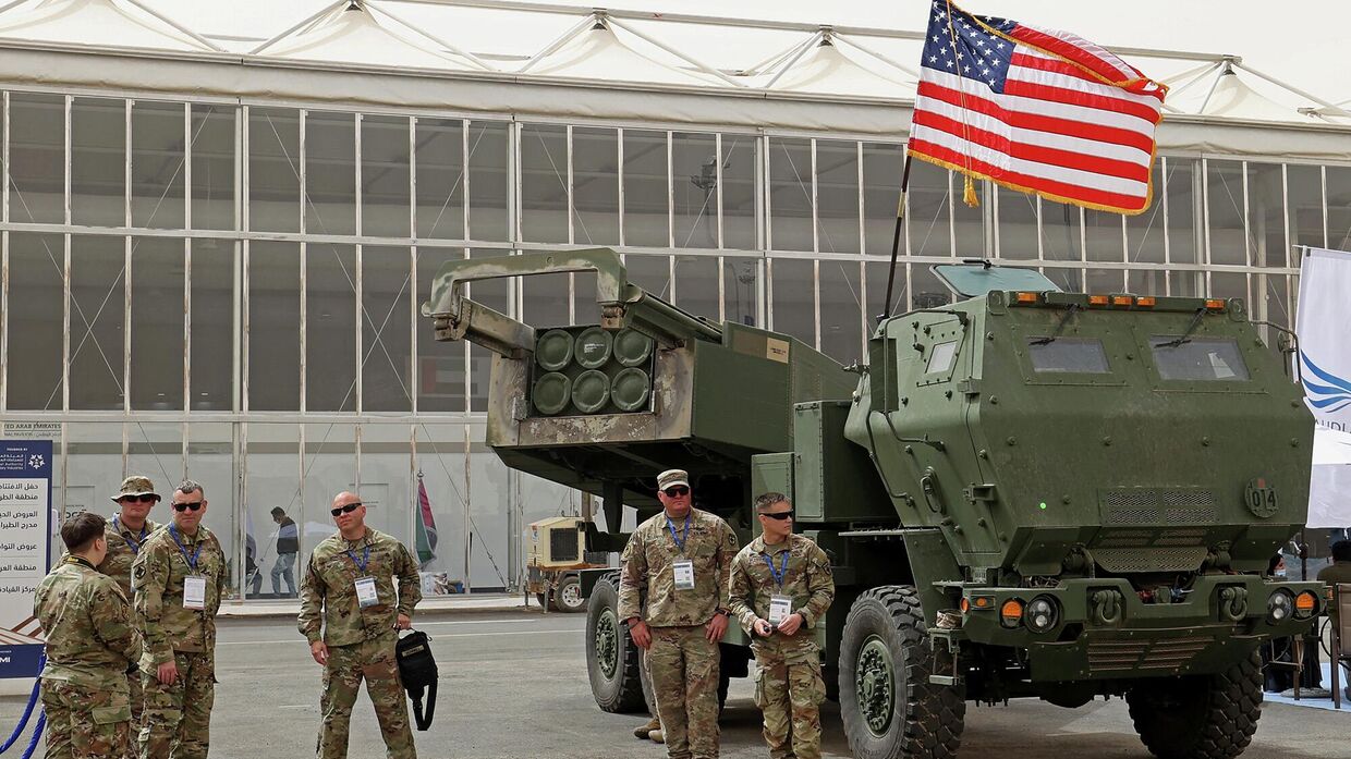 Военнослужащие США у реактивной системы залпового огня дальнего действия HIMARS на выставке вооружения в Саудовской Аравии