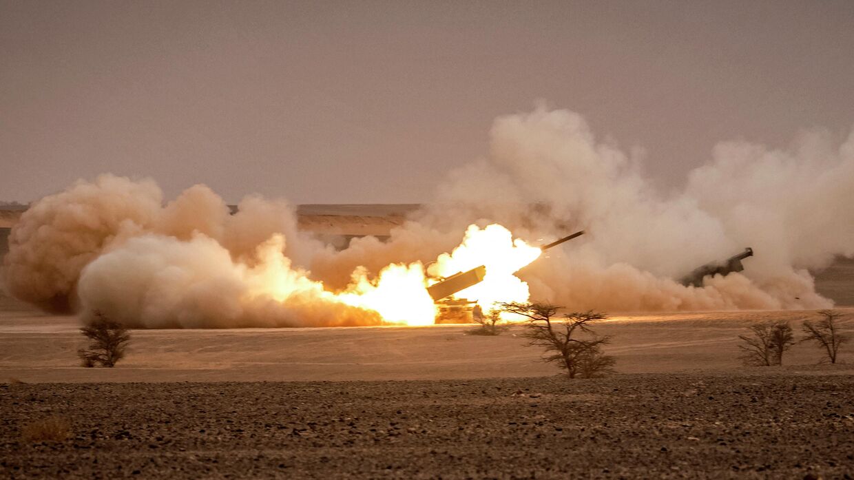 Системы реактивного залпового огня дальнего действия HIMARS во время военных учений в Морокко