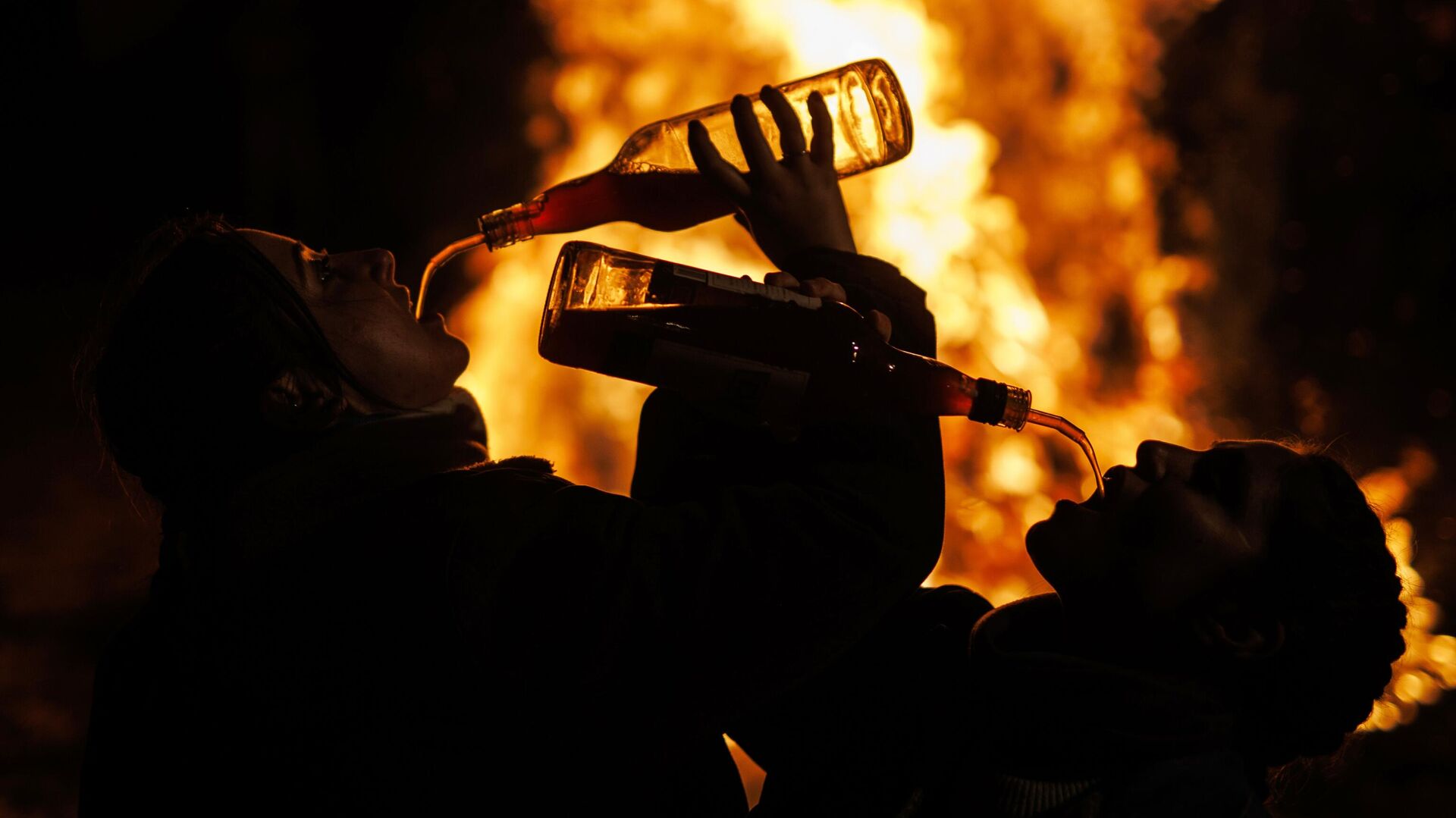 Люди пьют вино около костра во время традиционного праздника Люминариас  в Испании	 - ИноСМИ, 1920, 17.07.2022