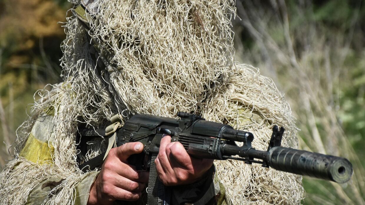 Боец территориальной обороны проходит обучение, Украина