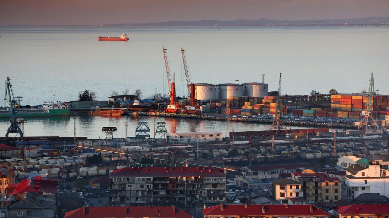 Морской порт и нефтяные терминалы в городе Батуми
