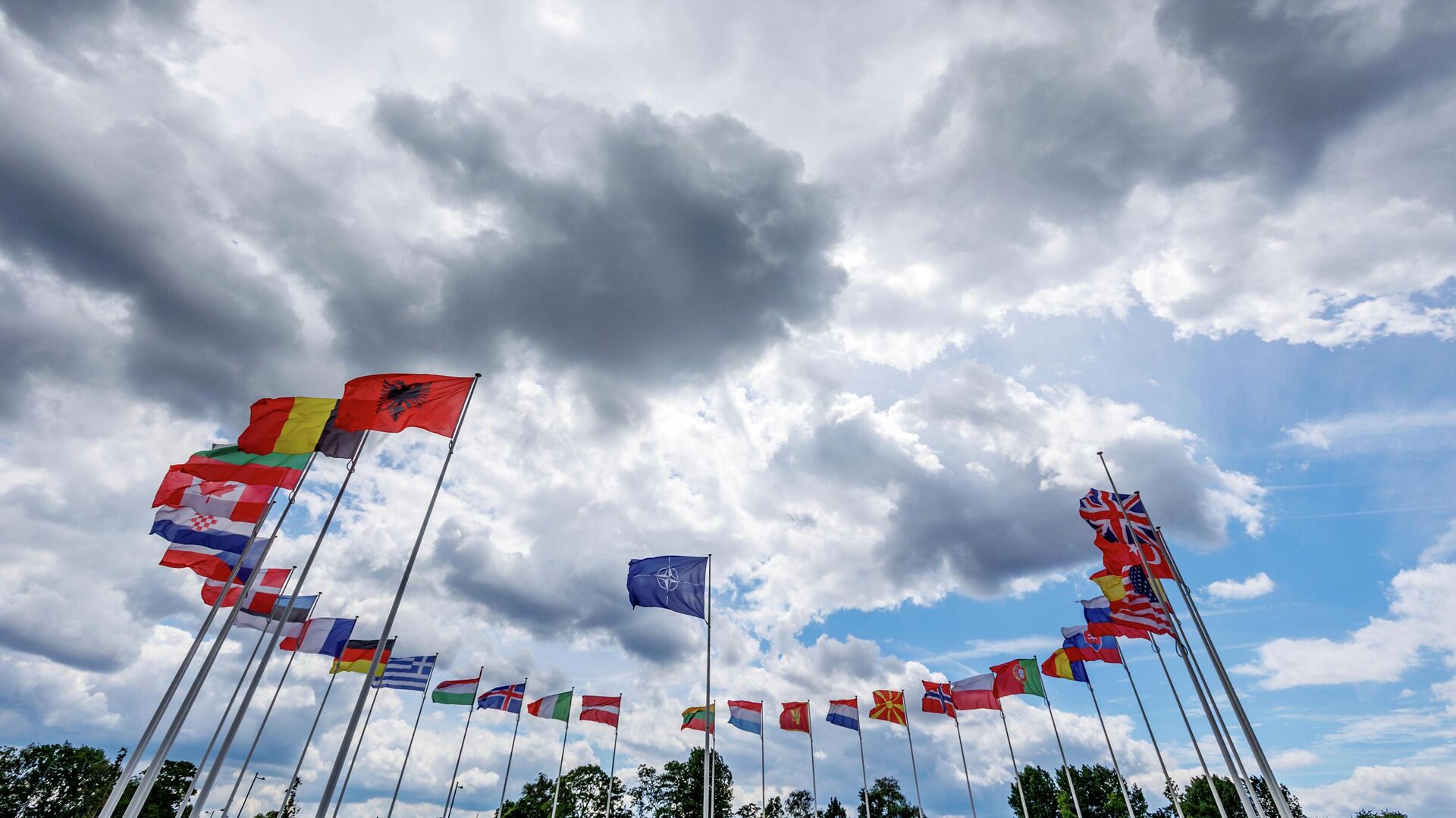 Флаги стран-членов НАТО перед штаб-квартирой НАТО в Брюсселе - ИноСМИ, 1920, 05.07.2022