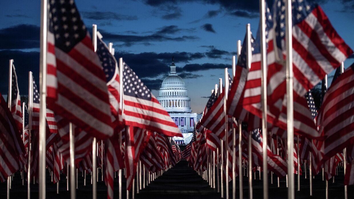 Флаги США перед Капитолием в Вашингтоне