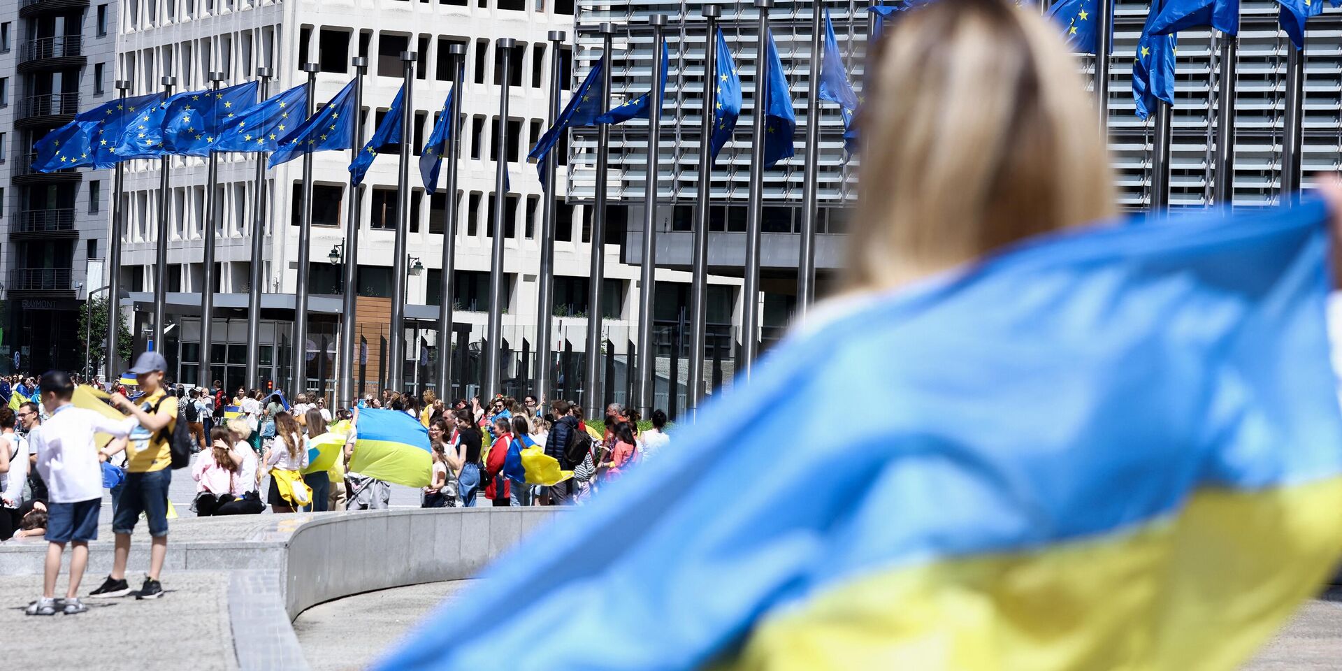 Демонстрация в поддержку заявки Украины на получение статуса кандидата в ЕС у штаб-квартиры Европейской комиссии в Брюсселе - ИноСМИ, 1920, 16.06.2022