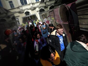 Украинские беженцы на железнодорожной станции в Перемышле, Польша