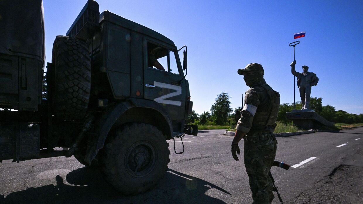 Российский военнослужащий на въезде в Мариуполь