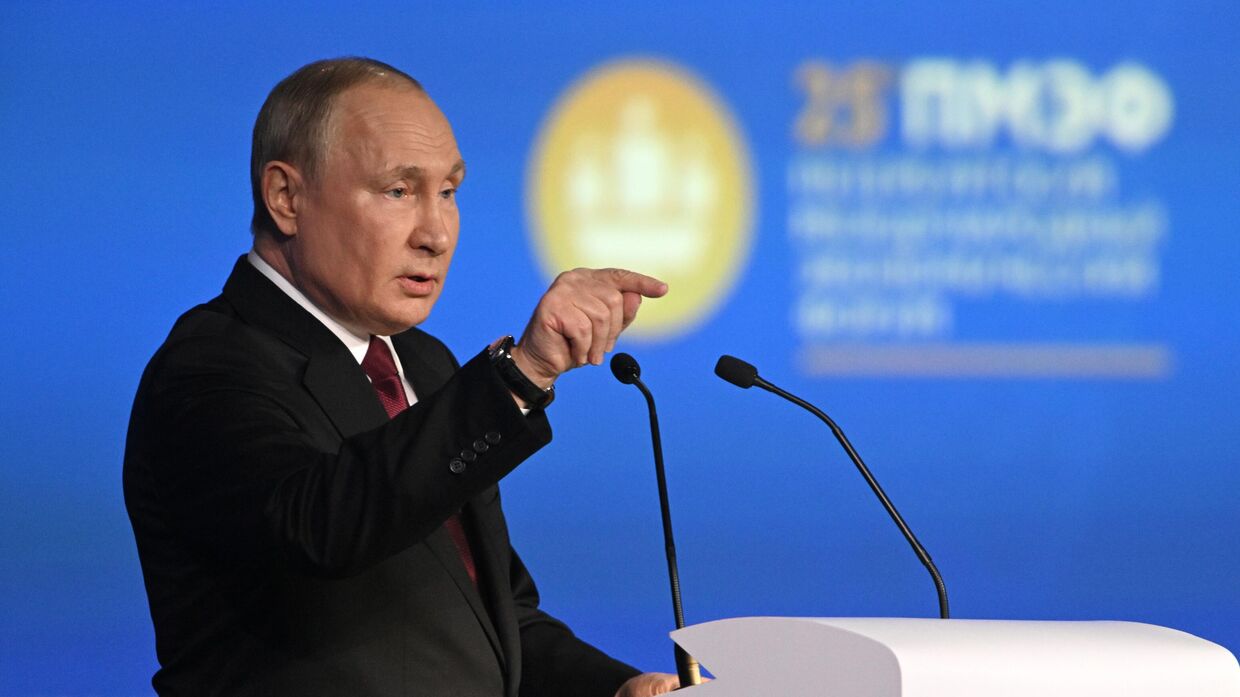 Президент РФ В. Путин принял участие в работе ПМЭФ-2022