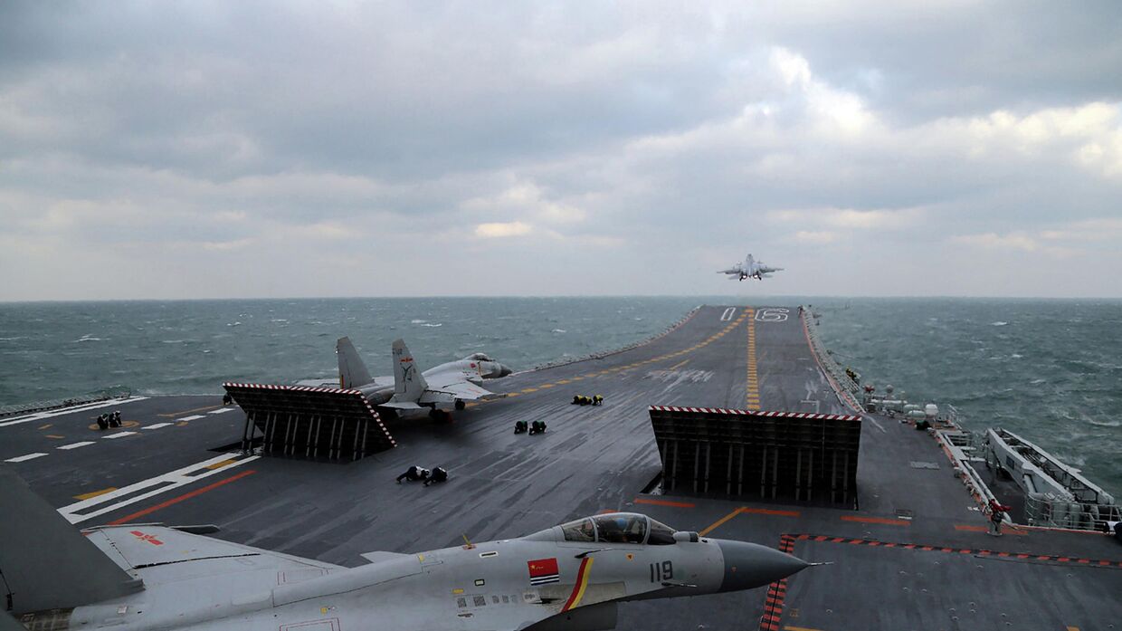 Китайские истребители J-15 во время военных учений в Желтом море