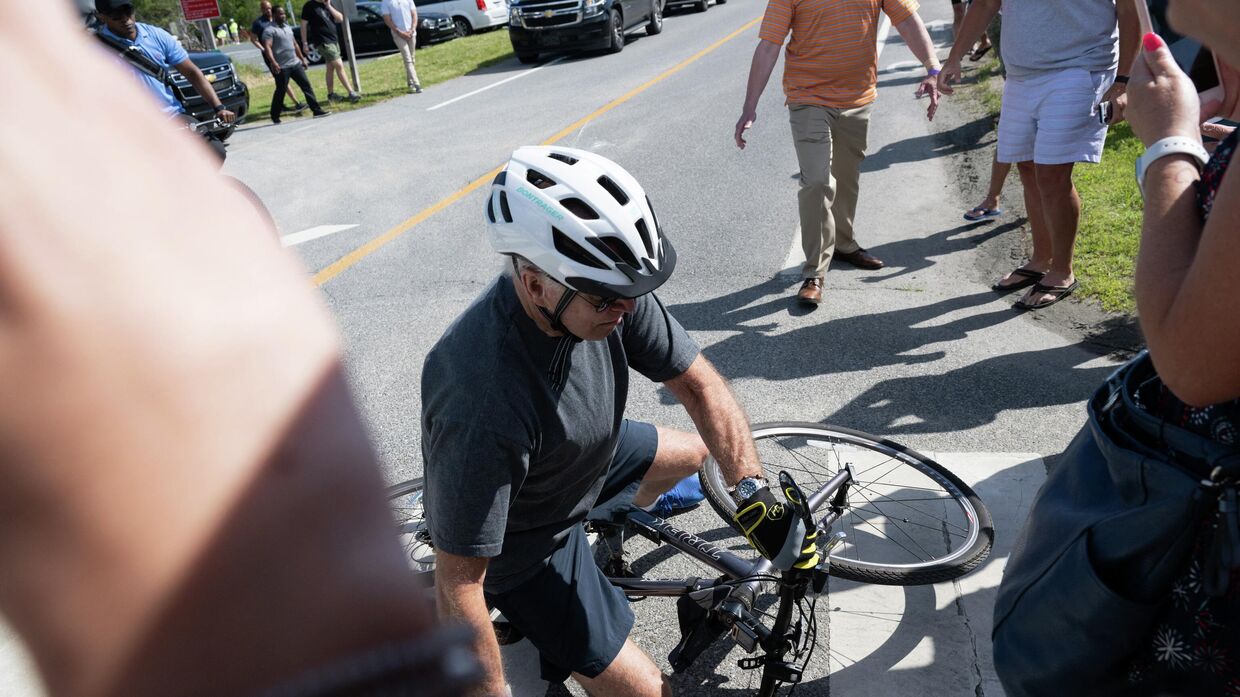 Президент США Джо Байден упал с велосипеда в государственном парке Гордонс Понд в Рехобот-Бич, штат Делавэр