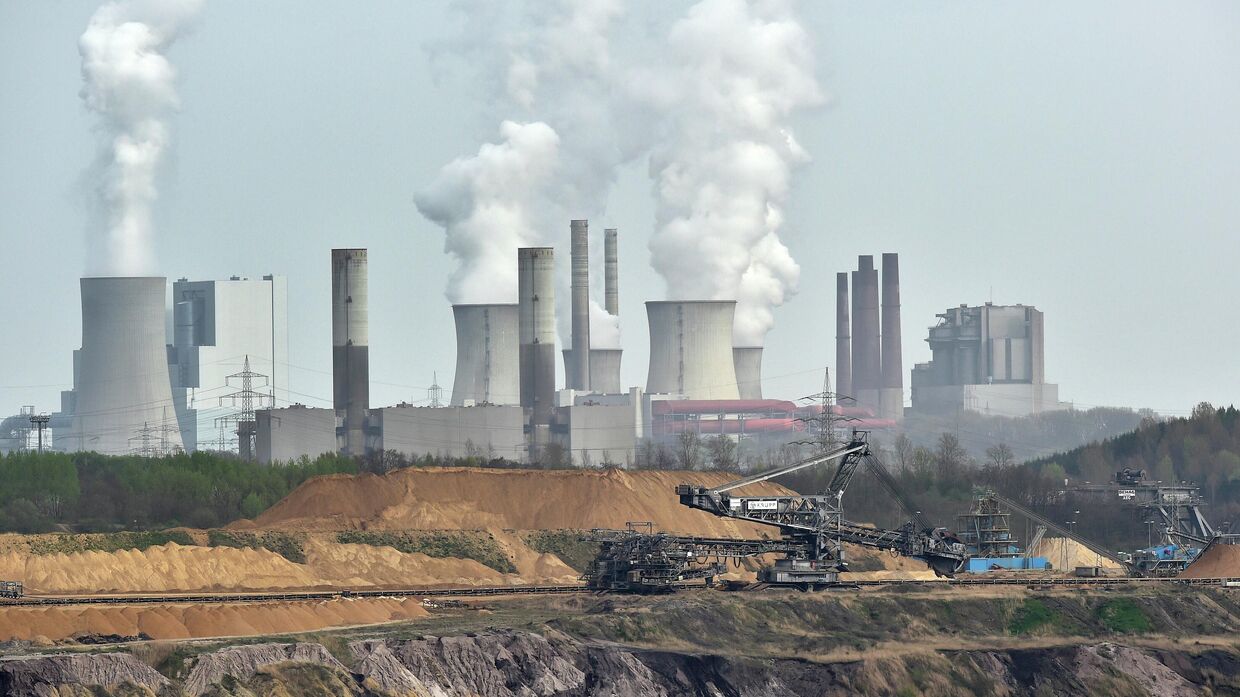 Угольная электростанция недалеко от города Гревенбройх, Германия