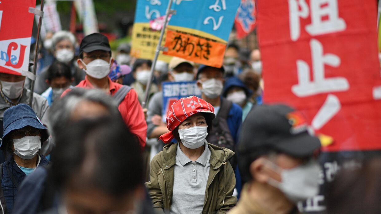 Противники военных баз США в Окинаве во время марша в Токио, Япония
