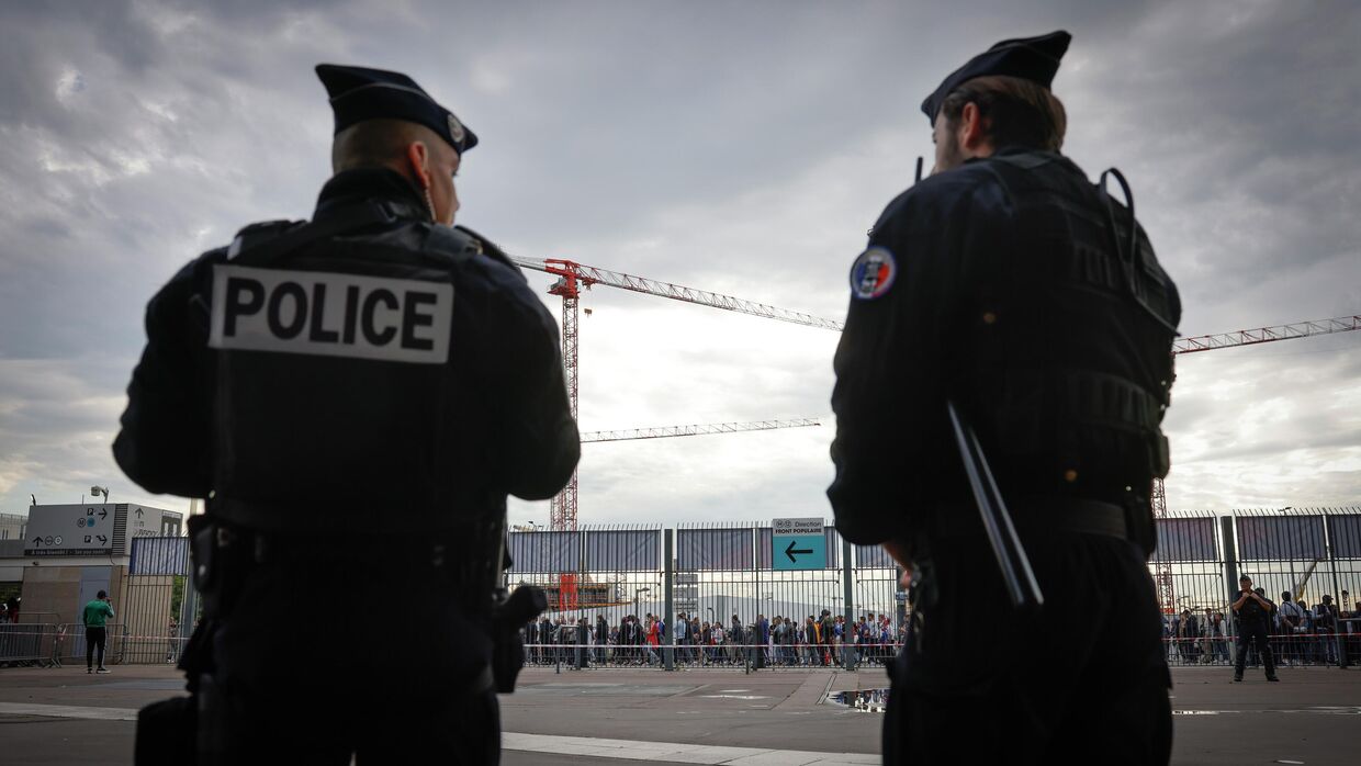 Полицейские на стадионе Стад де Франс в Сен-Дени, Франция