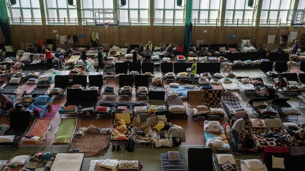 Спорткомплекс, переоборудованный под убежище для беженцев, в Медыке, Польша