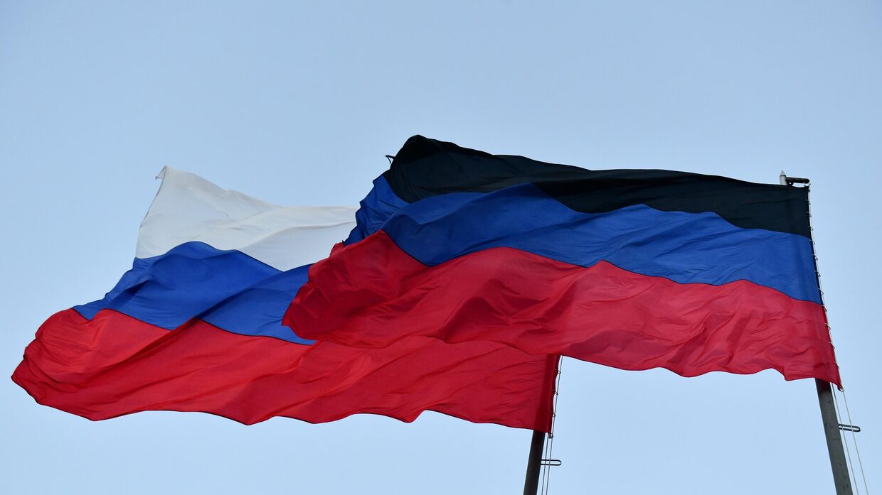 Поднятые флаги ДНР и России