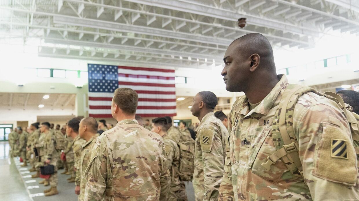 Американские солдаты на армейском аэродроме в Саванне, штат Джорджия