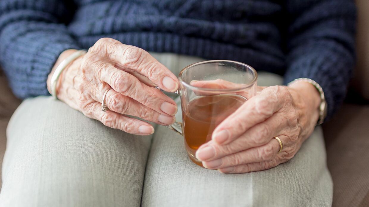 Чашка в руках пожилой женщины