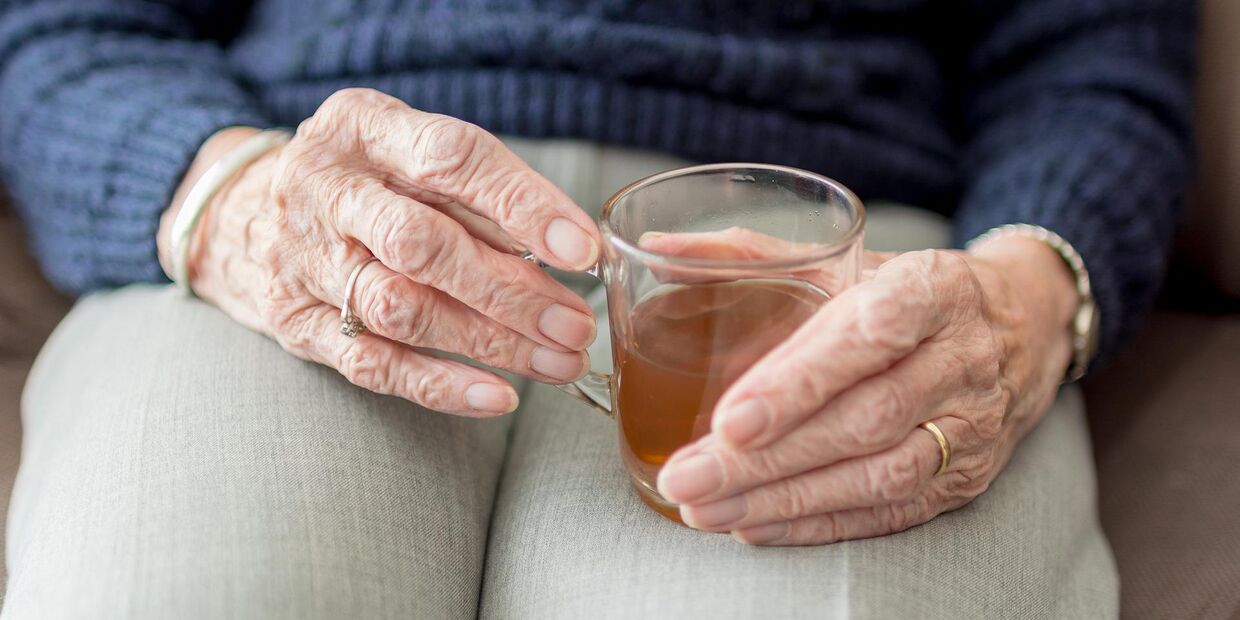 Чашка в руках пожилой женщины