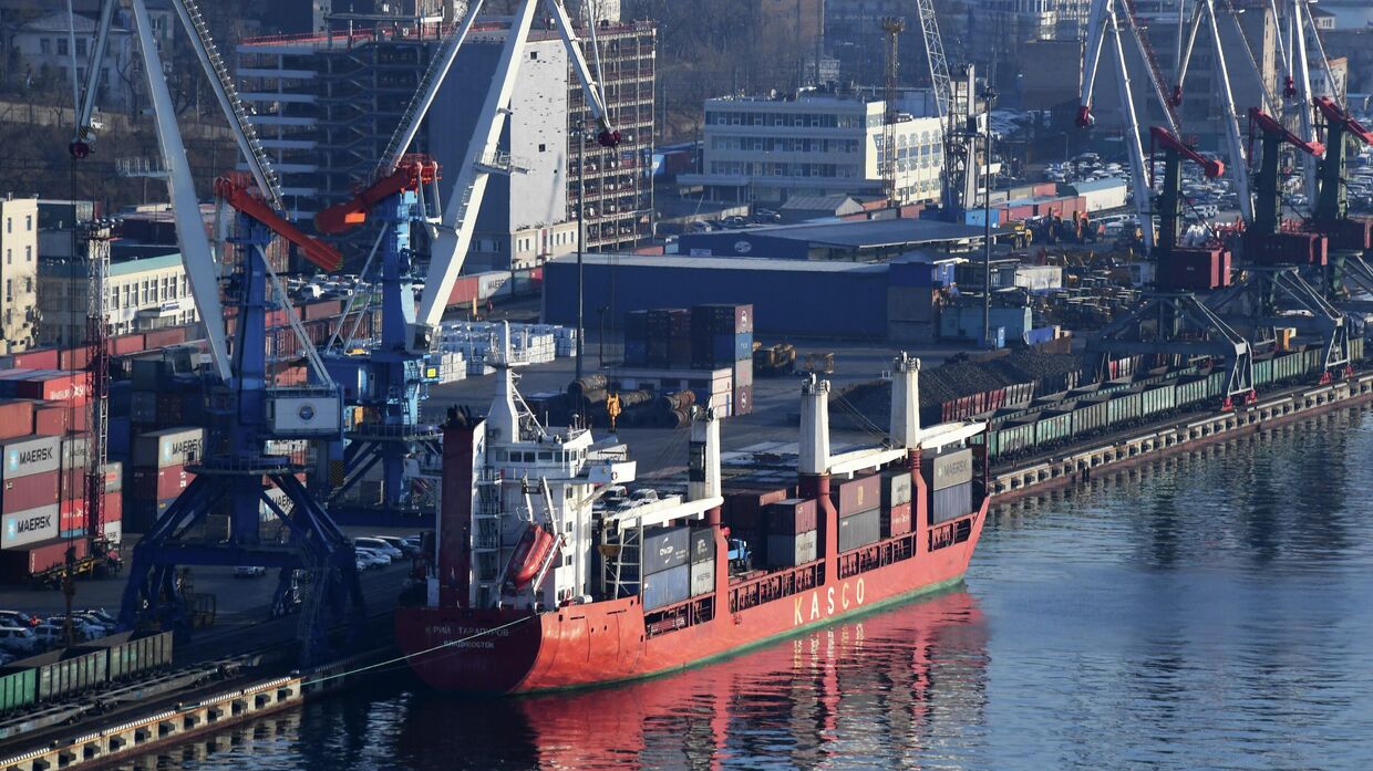 Грузовое судно во Владивостокском морском торговом порту (ВМТП).