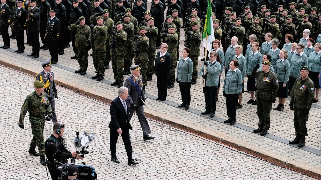 Президент Финляндии Саули Ниинисте и министр обороны Тимо Пекка Кивинен во время национального парада в Хельсинки