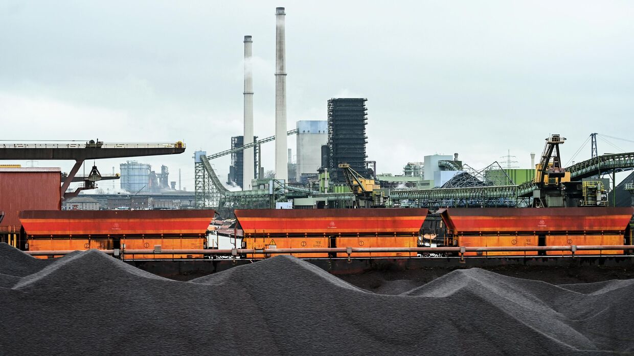 Запасы угля на заводе Thyssenkrupp Steel Europe AG в Дуйсбурге, Германия