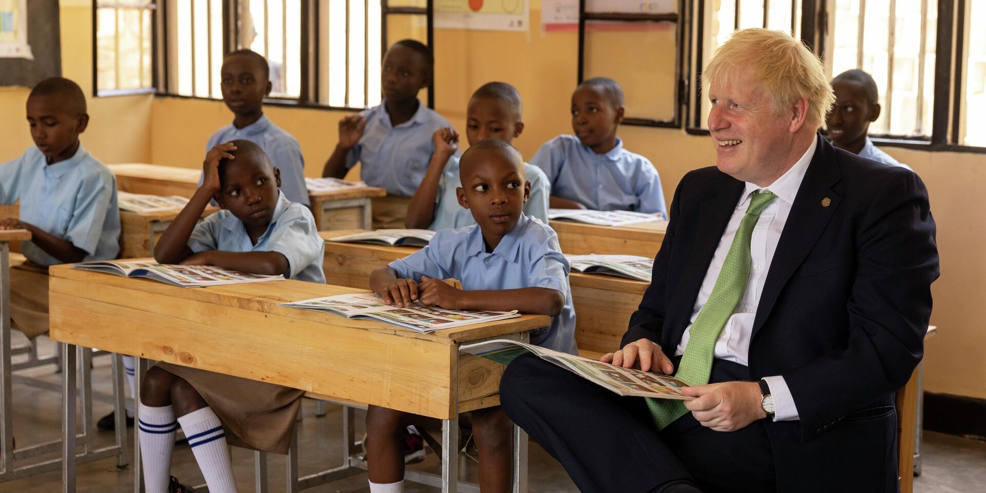 Премьер-министр Великобритании Борис Джонсон во время посещения школы в Кигали, Руанда - ИноСМИ, 1920, 24.06.2022