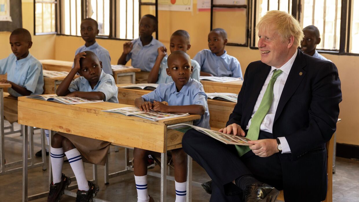 Премьер-министр Великобритании Борис Джонсон во время посещения школы в Кигали, Руанда
