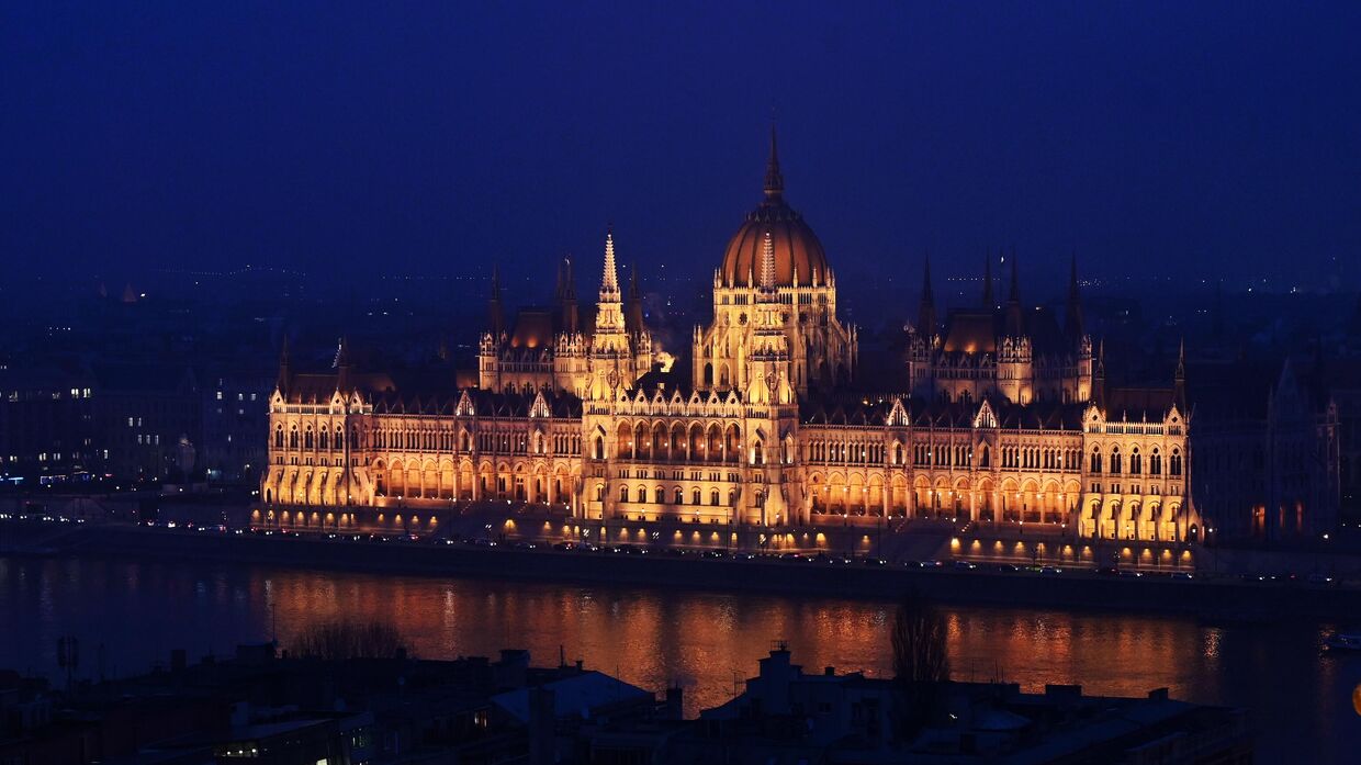 Вид на здание венгерского парламента в Будапеште