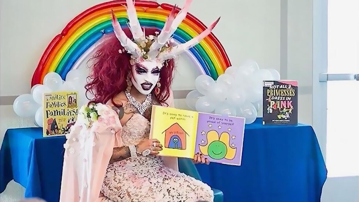 В начальных школах США набирает популярность и вызывает споры программа для маленьких детей под названием Сказки с переодеванием (Drag Queen Story Hour)
