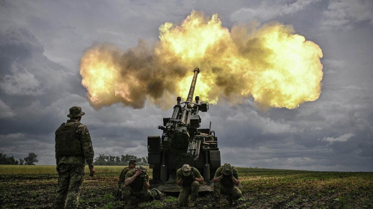 Украинские военнослужащие ведут огонь из французской артиллерийской установки Caesar
