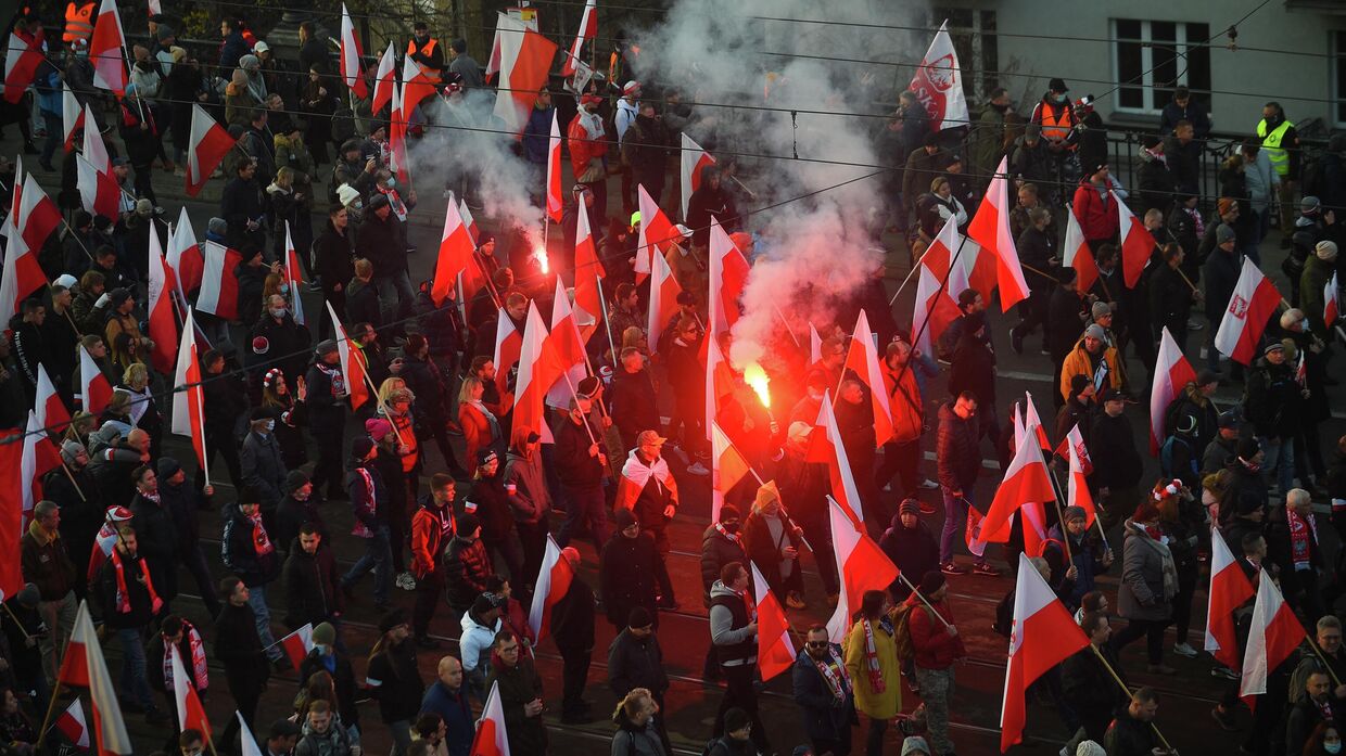 Участники марша по случаю Дня независимости Польши в Варшаве