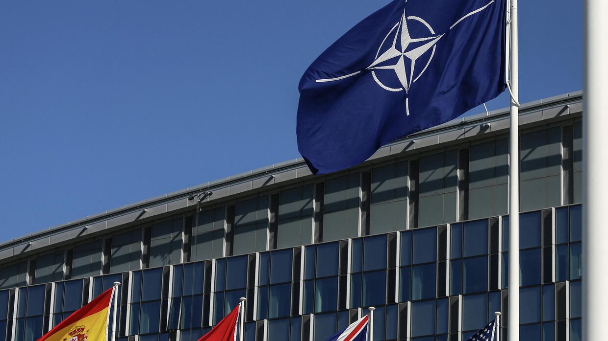 Флаги стран НАТО перед штаб-квартирой организации в Брюселле
